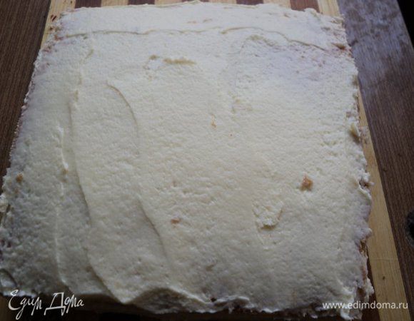 Верх и бока тоже смазать  кремом. Поставить в холодильник на 30мин.