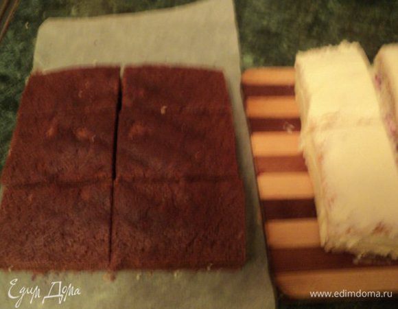 Шоколадный корж и белый бисквит с кремом разрезать на шесть частей. Бока белого бисквита в местах разреза также смазать кремом.
