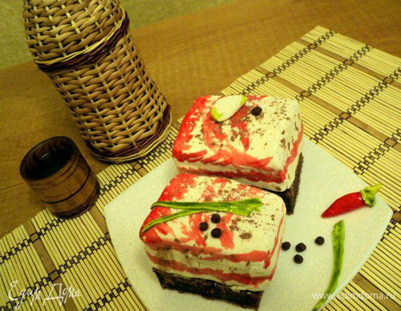 Белую мастику тонко раскатать, вырезать прямоугольники и обтянуть белую часть пирожного. Шоколадную часть пирожного смазать кремом и установить сверху белую часть.  Раскрасить  белую мастику пирожного  под сало пищевыми красителями, разведенными в водке. Также из  мастики сделать перчик, зубчик чеснока, перья лука.