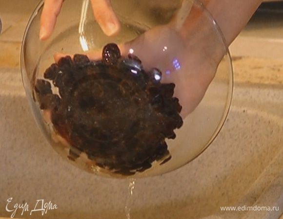 Изюм замочить в горячей воде на 5 минут, затем воду слить.