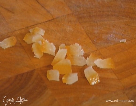 Цукаты мелко порезать.