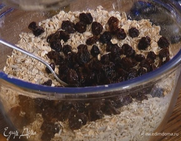 Овсяные хлопья перемешать с мукой, кунжутным семенем, миндалем, кокосовой стружкой, семечками, изюмом, цукатами, сахаром, солью и растертыми специями.