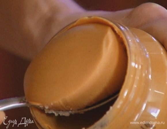 Добавить арахисовую пасту и вымешать.