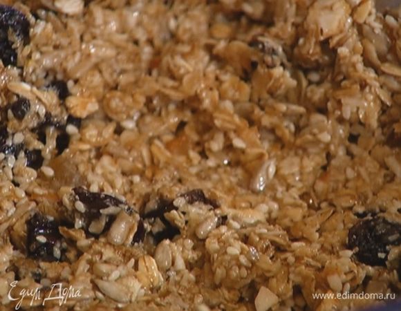 Всыпать хлопья с семечками и цукатами и еще раз вымешать.