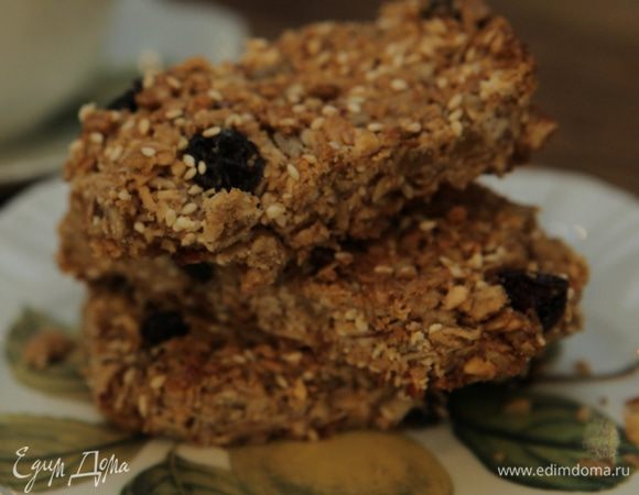 Остудить прямо в противне, затем нарезать квадратиками.