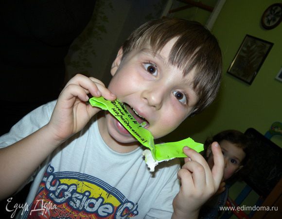 Кстати, идея с эклерами в торте неновая. Она часто используется. Кто помнит «Профитроль-торт» от Людмилы? Можно также использовать ягоды, шоколад, белковый крем, орехи.