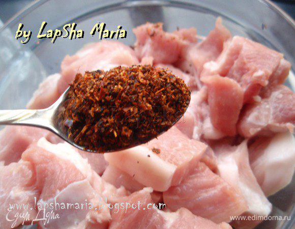 Свинину нарезать на средние кубики. Добавить сушенный помидор, кинзу и зиру. Нальем немного масла в маринад, соль НЕ добавляем. И оставляем мясо мариноваться несколько часов, а ещё лучше ночь. 