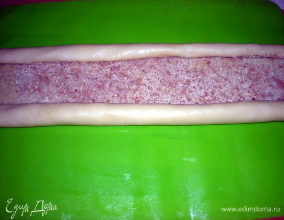 Определить середину и скрутить тесто с двух сторон в рулет. 