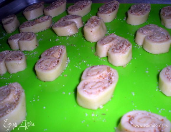 Выложить на противень срезом вверх.