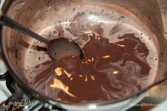 В кастрюльке смешать молоко, сахар и какао, нагревать до растворения сахара. Снять с огня, дать остыть.