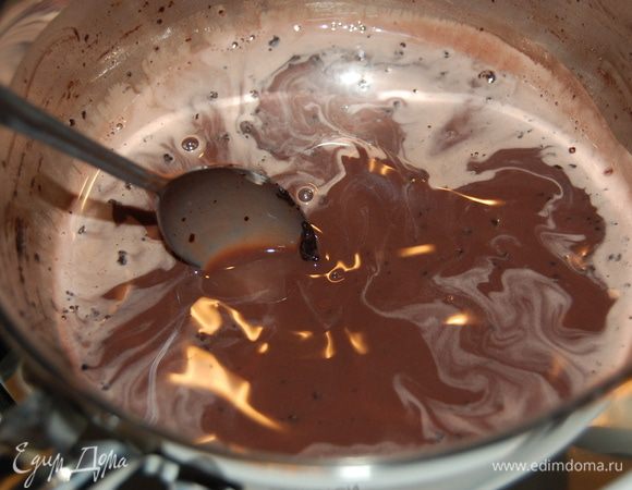 В кастрюльке смешать молоко, сахар и какао, нагревать до растворения сахара. Снять с огня, дать остыть.