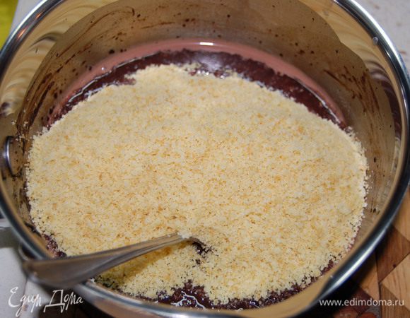 Бисквитные крошки всыпать в молочную смесь, перемешать.