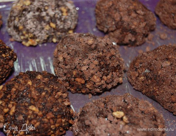 Сформировать шарики. Перемешать какао, сахарную пудру и орехи. Шарики обвалять в ореховой панировке. И отправить ёжики в холодильник.