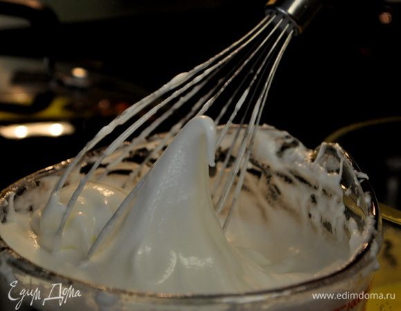 Разогреть духовку до 180гр. Смазать форму 21х12см. и застелить бумагой.Я использовала прямоугольную форму.Теста получается много.
Просеять муку с солью и разрыхлителем.
Отделить белки от желтков, взбить белки до пиков, понемного добавить половину сахара непрерывно взбивая до твердых пиков. 