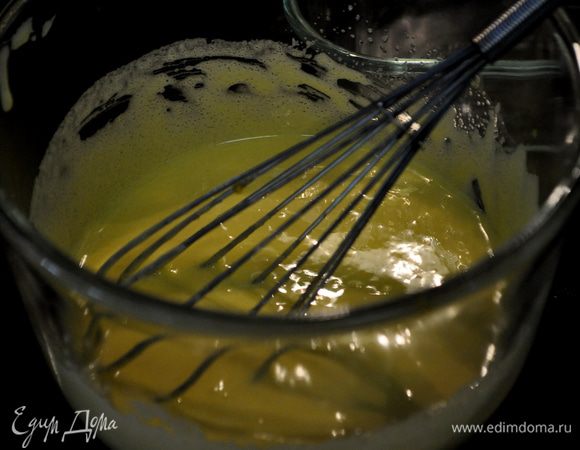 Отдельно взбить желтки с оставшимся сахаром. Добавить к желткам лимонный сок и ваниль.