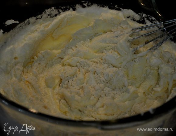Осторожно смешать с белками. Всыпать третью часть муки, очень осторожно перемешивая, чтобы масса не осела, влить половину молока, опять перемешать, затем еще треть муки и оставшееся молоко, завершаем оствшейся мукой.