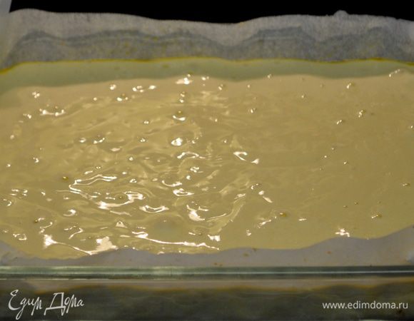 Выкладываем тесто в форму. Выпекаем около 40 минут. Проверяем готовность спичкой.
