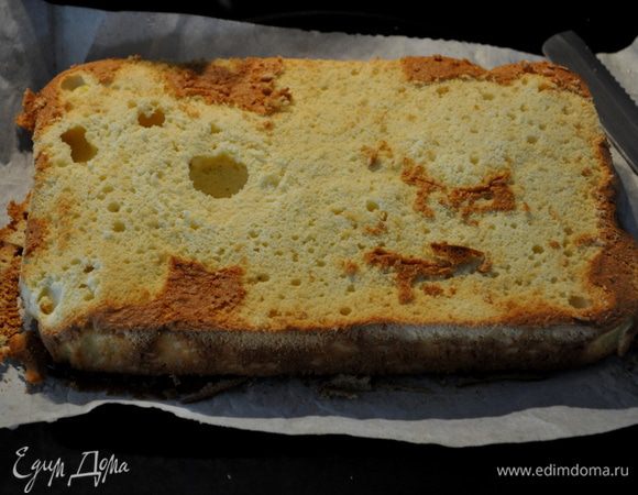 Перевернуть торт на решетку и остудить около 10 минут, обрезать коричневые бока.