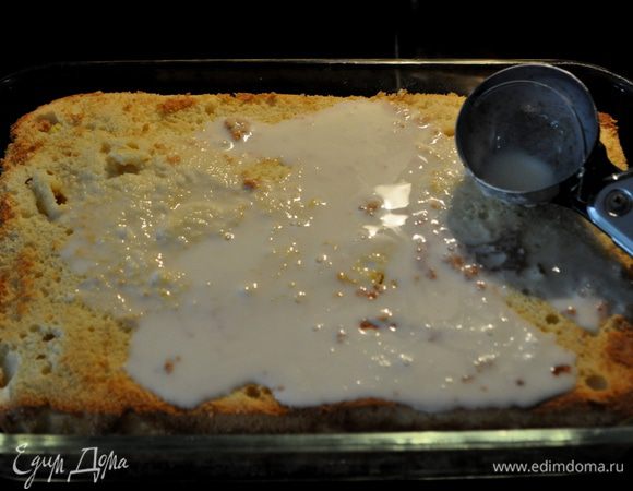 Положить его назад в форму, наколоть спичкой, залить половиной молочной смеси. Убрать в холодильник для пропитки на ночь.
