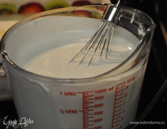 Приготовим двойную порцию для крема маршмеллоу.
Взбить белки до пиков, затем непереставая взбивать добавить сахар. Замочить желатин в воде на 2 минуты, отжать, и растворить в кипящей воде. Порошковый желатин просто растворить в кипятке без замачивания.
Очень медленно вливать желатин в белки непрерывно взбивая. Взбивать около 8 минут пока масса полность не остынет. 

