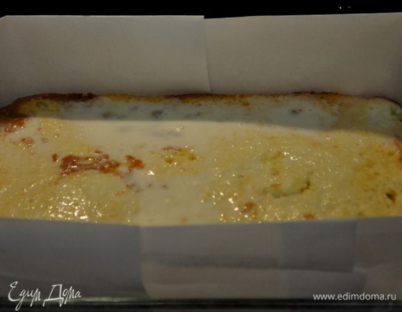 Поскольку у меня получился высокий бисквит в форме для крема ,то мне пришлось придумать бортики из бумаги для выпечки.Я поставила их вокруг бисквита вот таким образом.