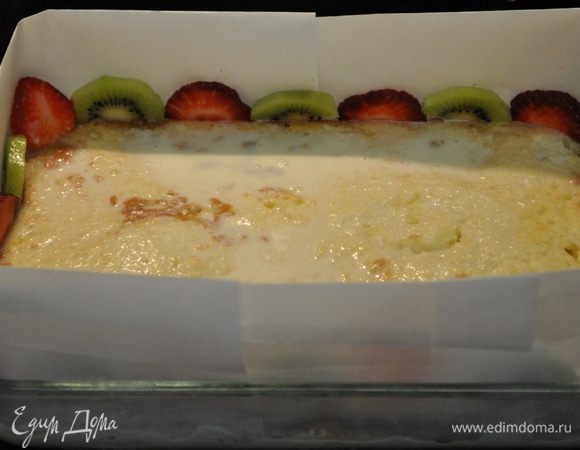 Затем решила сделать небольшой из киви и клубники бортик.