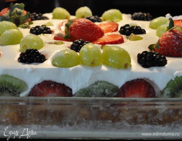 Выложить крем маршмеллоу на торт и убрать в холодильник для застывания минимум на 1 час.Снять бортики. Горячим ножом подровнять края торта.
По рецепту идет :разрезать торт на куски, положить каждый в тарелочку, налить оставшейся смеси Три молока в качестве соуса, посыпать фисташками и зернами граната.
Я сверху же украсила киви и ягодами,как просили заказчики.