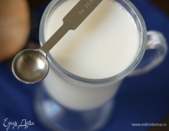 Залить стружку кипящей водой так, чтобы только ее покрыть. Хорошо перемешать и оставить на 30 мин. Стружка должна набухнуть и вобрать в себя большую часть воды.
После этого откинуть стружку с водой на хлопчатобумажную салфетку.
Очень тщательно отжать всю жидкость (молоко с маслом) в отдельную посуду.

