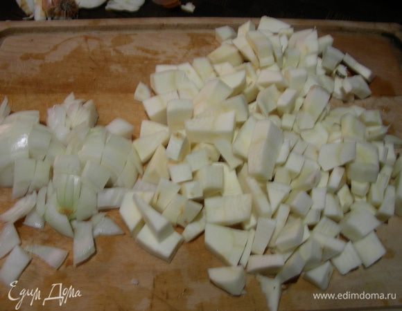 Пастернак и лук режем кубиками.
