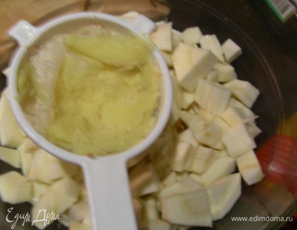 Выкладываем пастернак в миску. Имбирь трем на терке и отжимаем сок из него на пастернак. Перемешиваем.
