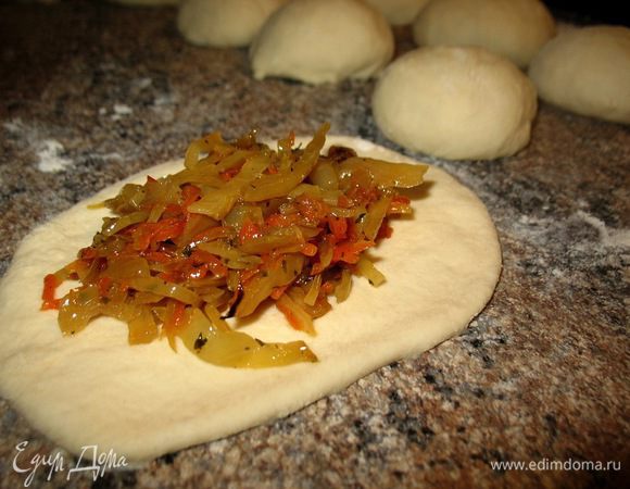 раскатываю тесто ,выкладываю начинку...