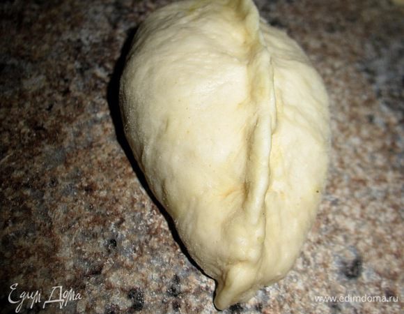 я делаю это в руке....на столе показываю....
делаем защипы по центу и как бы к серединке пирожок формируем попышней....
Можно и так выпекать гребешком вверх....
но я люблю перевернуть швом вниз......