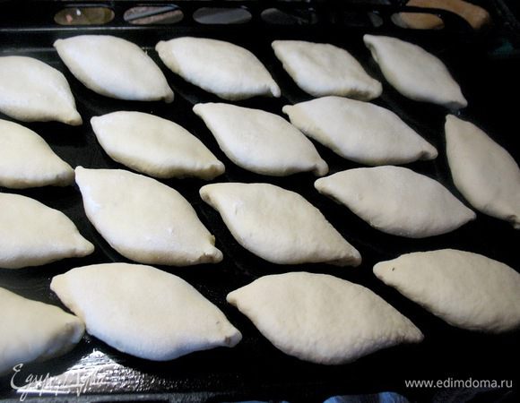 перед духовкой смазать яйцом...
выпекать при 180-200минут 20.