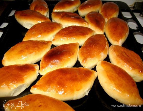 готовые сливочным маслом смазываю...