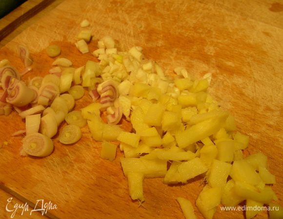 Мелко режем чеснок, имбирь и лемонграсс.
