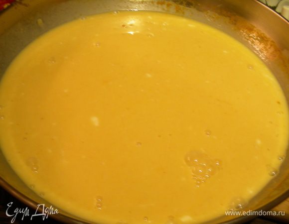 Убираем перчик чили, добавляем куркуму и кокосовое молоко. Я здесь сделала следующим образом. На вкус мне показалось островато, поэтому я цитрусовую смесь процедила, на сковороду сначала вылила все кокосовое молоко (количество его по Вашему вкусу 150-250 мл), а затем стала порционно добавлять обратно цитрусовую смесь, пробуя, до тех пор, пока не добилась желаемой интенсивности вкуса. У меня осталось около 50 мл. Теперь увариваем наш соус минут 10. Пропускаем его через сито. Добавляем крахмал (можно его предварително развести в небольшом количестве воды) и доводим соус до нужной густоты.
