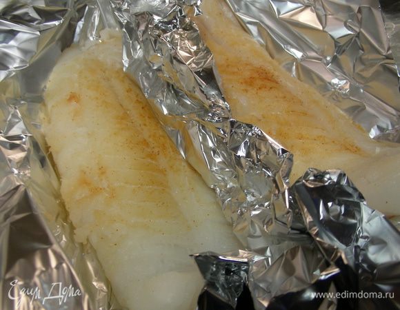 Пока готовится соус, приготовим нашу рыбку: обжариваем ее, запекаем или готовим в пароварке. Я ее запекла в фольге, присыпав паприкой. 
