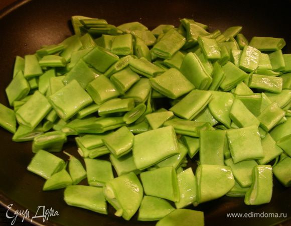 На гарнир я подавала обжаренную зеленую фасоль (не стручковую, у нас она тут разная бывает) с пророщенными ростками фасоли. 
