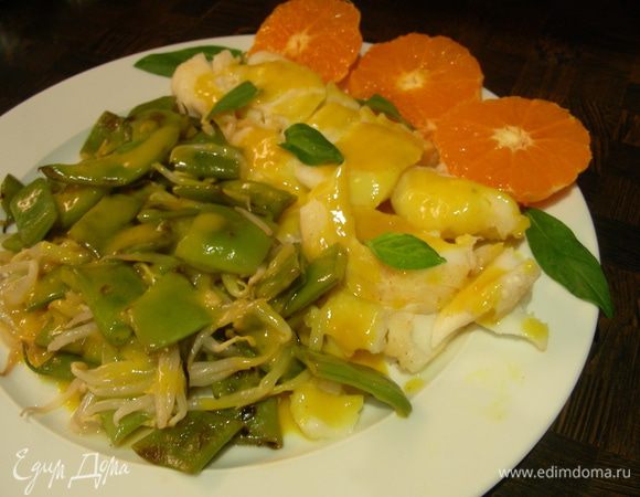 Выкладываем рыбку и гарнир на тарелку, поливаем соусом, украшаем базиликом и мандаринами или апельсинами и подаем. Приятного аппетита))