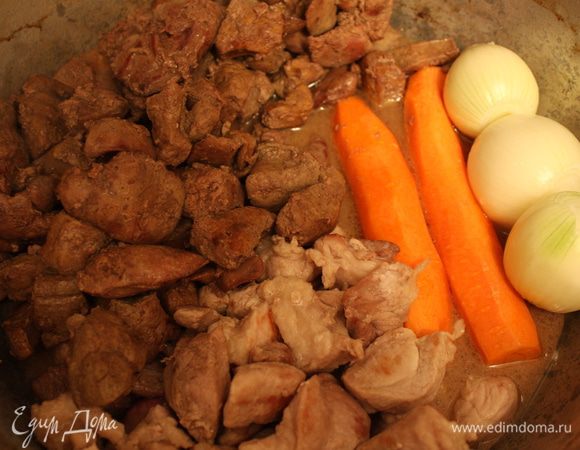 в одну посуду складываем поджареную печень,свинину,лук и морковь....Заливаем практически до верха водой и тушим до полной готовности свинины...т.к печень будет готова чуть пораньше.