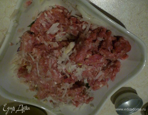 В фарш добавить лук, соль, перец. Хорошо перемешать.