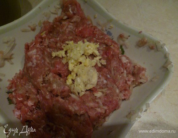 Добавить измельченный чеснок.