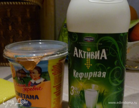 Масло взбить со сметаной .кефиром, яйцами, щепоткой соли и разрыхлителем. 