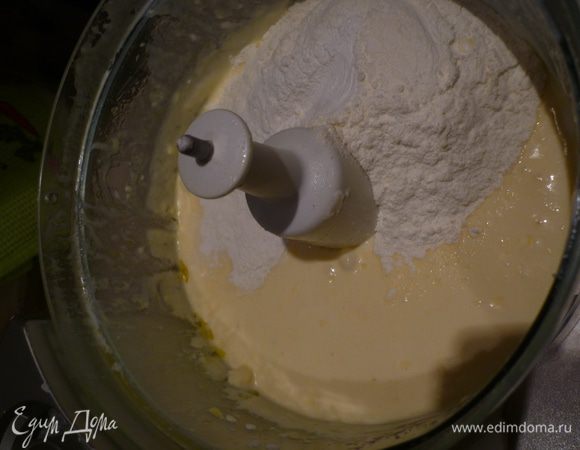 Всыпать муку и замесить тесто. 