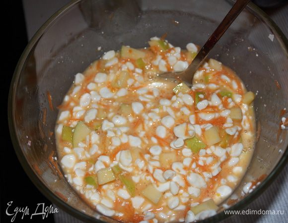 яйца взбиваем с сахаром,добавляем творог,натёртую морковь и порезаные кубиками яблочки,смешиваем и добавляем муку.Снова тщательно перемешиваем
