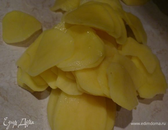 Картофель нарезать тонкими кружками, как на чипсы.