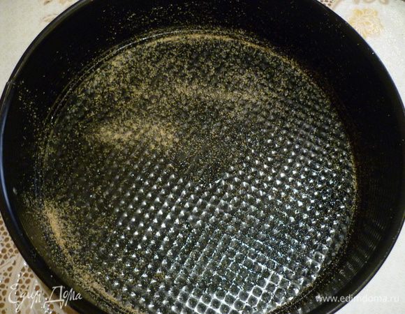 Форму смазать маслом и присыпать сухарями.