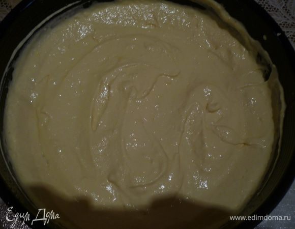 Вылить  в форму половину теста...