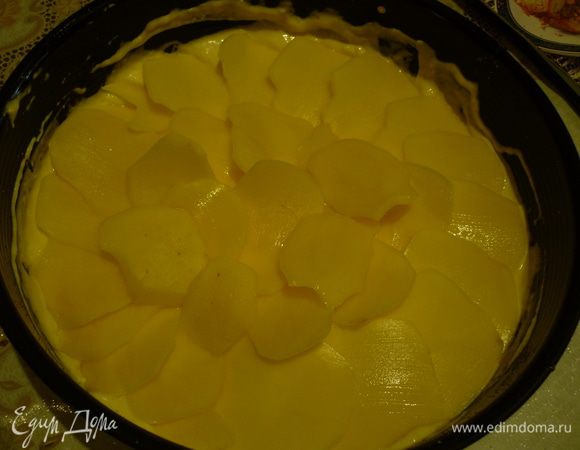 сверху распределить половину картофеля...