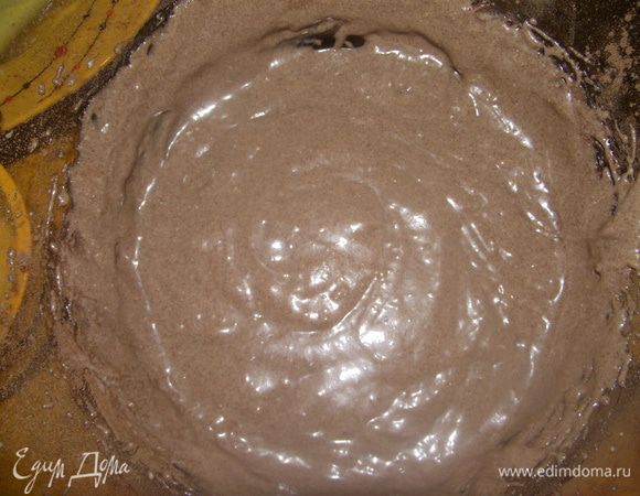 Половину теста перекладываем в другую посудину, в оставшееся добавляем какао и хорошо размешиваем.